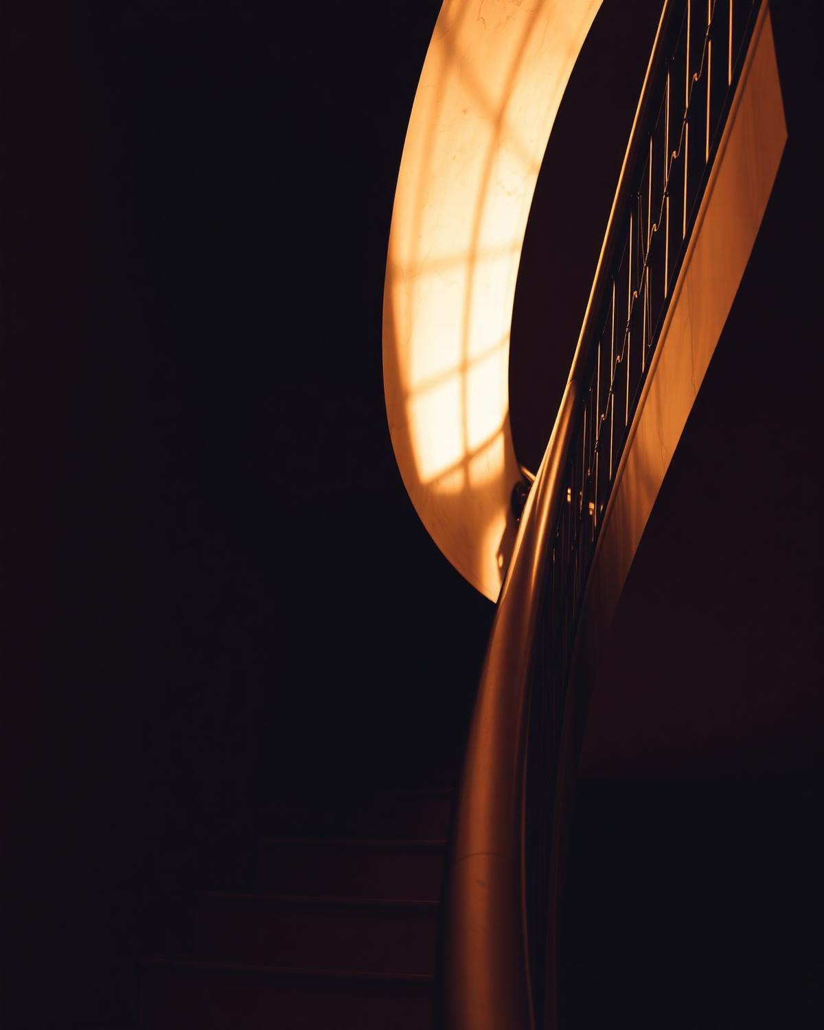 Detalhe arquitetônico com luz âmbar